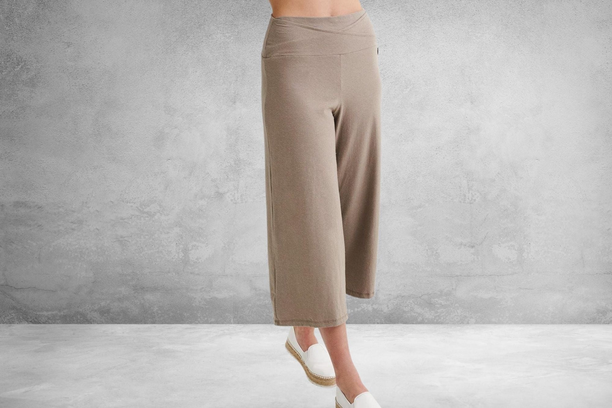 PHISOCKAT, Pants & Jumpsuits, Phisockat Womens Capris Yoga Pants With  Pockets